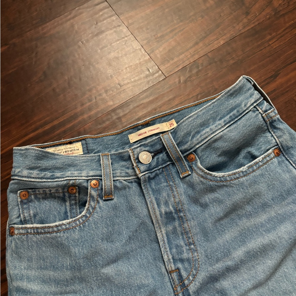 levi’s wedgie straight ripped jeans